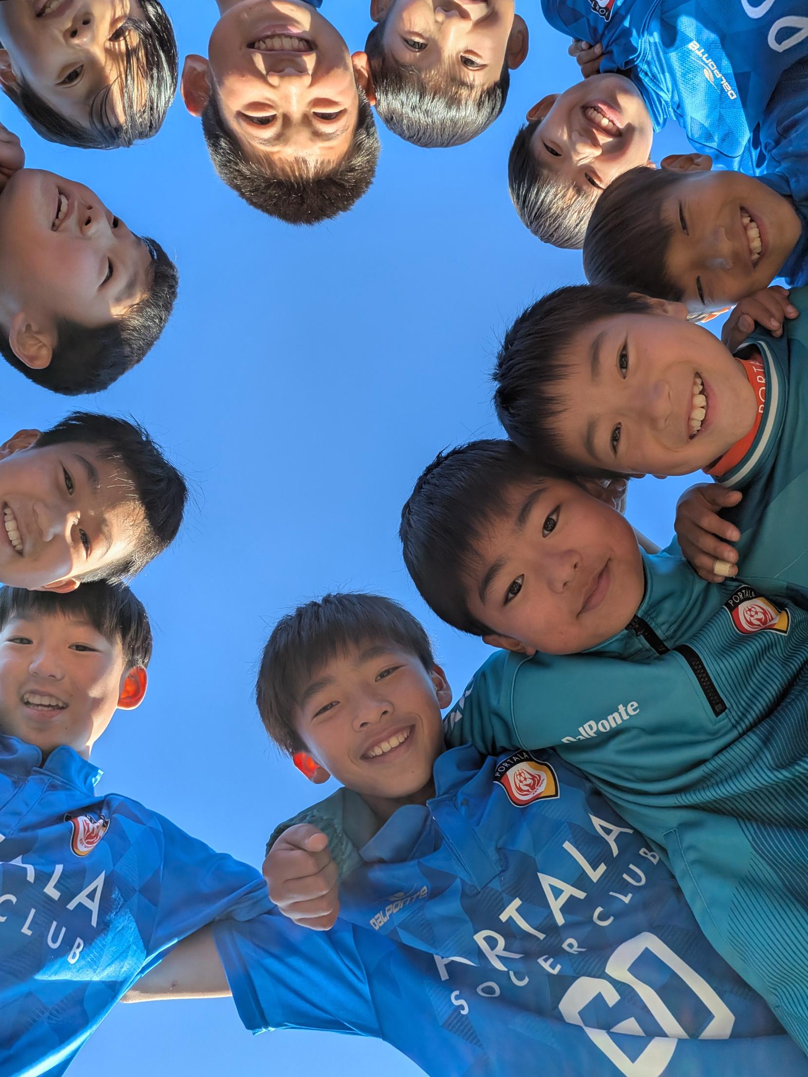 円になって笑顔を見せる子どもたち