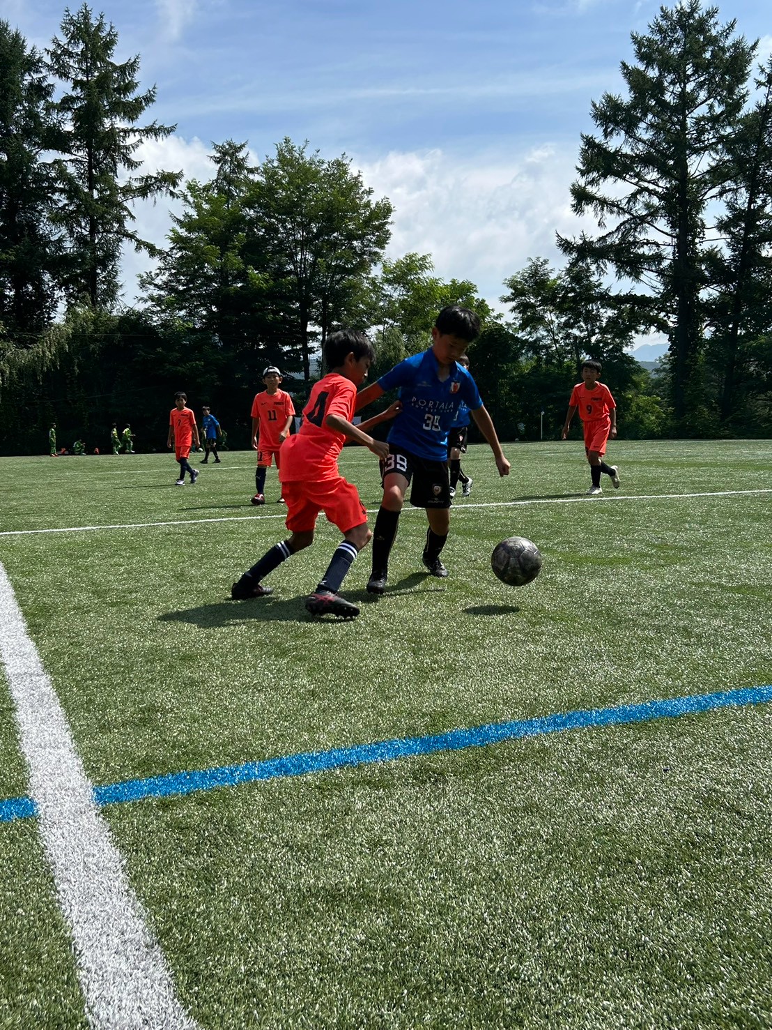 ボールを奪い合う選手たち